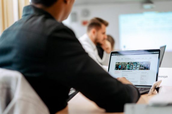 1761349103-1570429_1280x1024