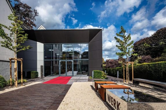 1761816098-1572304_1280x1024