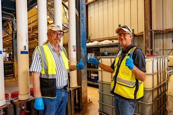 1761897935-1571707_1280x1024