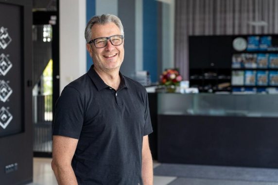 1761912115-1572652_1280x1024