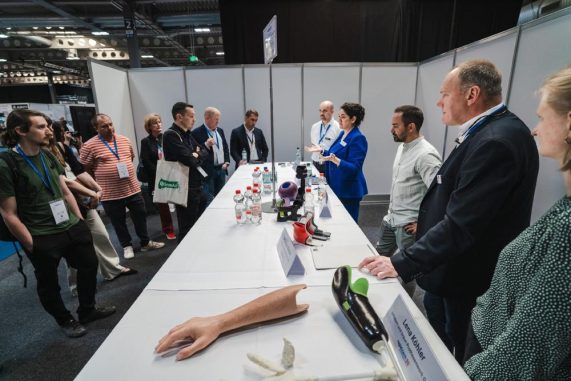 1761936478-1571875_1280x1024